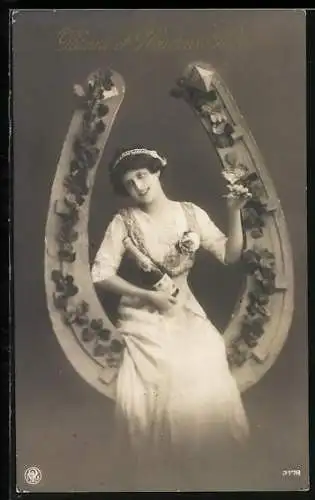 AK Dame schaukelt auf einem Hufeisen, Bonne et Heureuse Année