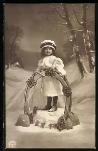 AK Mädchen mit Hufeisen und Kleeblättern im Schnee, Bonne année