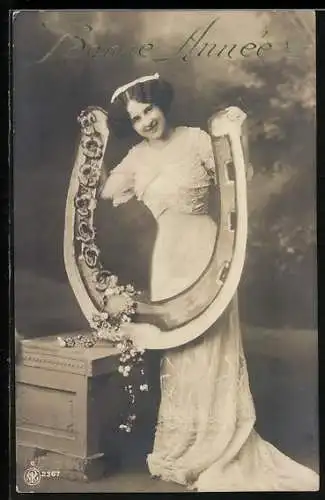 Foto-AK NPG Nr. 2367: Bonne Année, Fräulein mit grossem Hufeisen