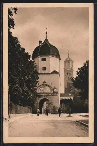 AK Memmingen, Westertor und Strassenpartie mit Passanten