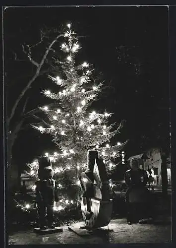 AK Olbernhau /Erzgeb., Weihnachtsbaum und Holzfiguren bei Nacht