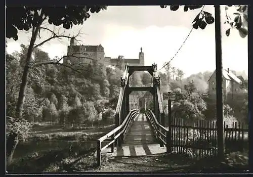 AK Rochsburg a. d. Mulde, Hängebrücke mit Blick zum Schloss