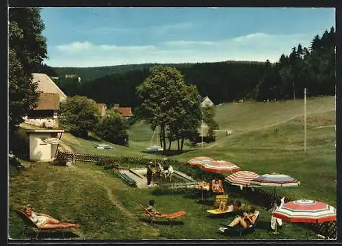 AK Lauterbach im Schwarzwald, Wassertretstelle mit Besuchern auf Liegestühlen unter Sonnenschirmen