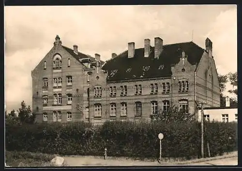 AK Wolmirstedt, Bodelschwinghaus mit Strassenpartie