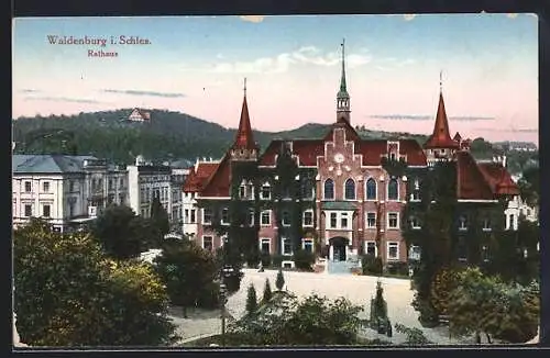AK Waldenburg i. Schles., Rathaus mit Strassenpartie