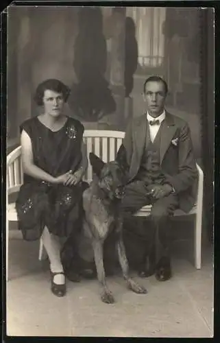 Foto-AK Junges Paar mit Schäferhund auf einer Bank