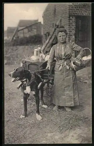 AK Milchverkäuferin mit Hundegespann vor einem Hof