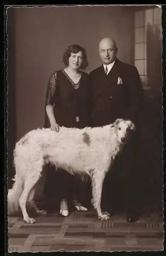 Foto-AK Elegantes Paar mit einem Windhund