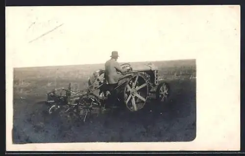 Foto-AK Traktor mit Pflug-Anhänger
