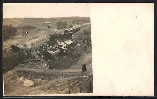 Foto-AK Eisenbahnkatastrophe, entgleiste und zerstörte Züge