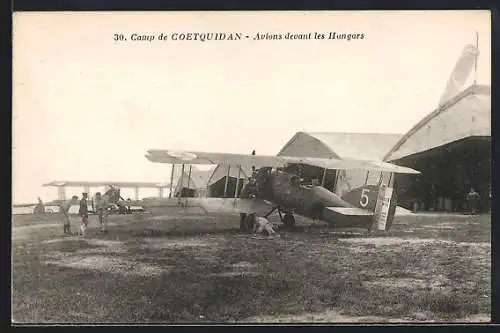 AK Camp de Coetquidan, Avions devant les Hangars, Doppeldecker-Flugzeug Potez XV