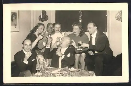 AK Bremen, Astoria, E.-F.-Betriebe, Feiernde Gruppe mit Gläsern