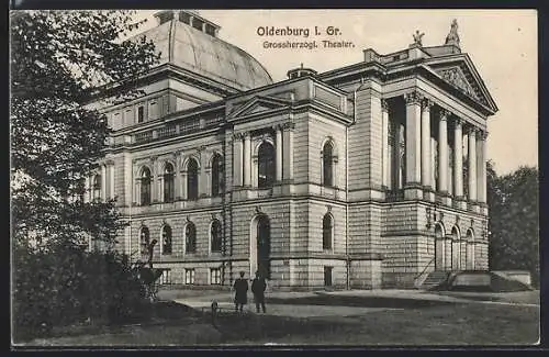 AK Oldenburg i. Gr., Grossherzogliches Theater mit zwei spazierenden Herren