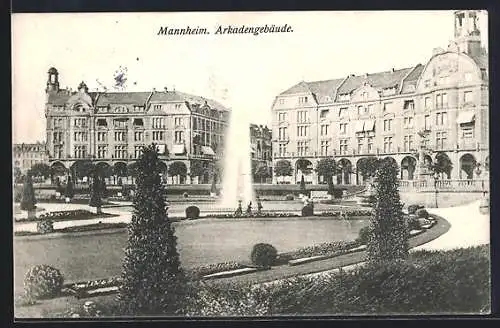 AK Mannheim, Arkadengebäude mit Fontäne und Gartenanlage
