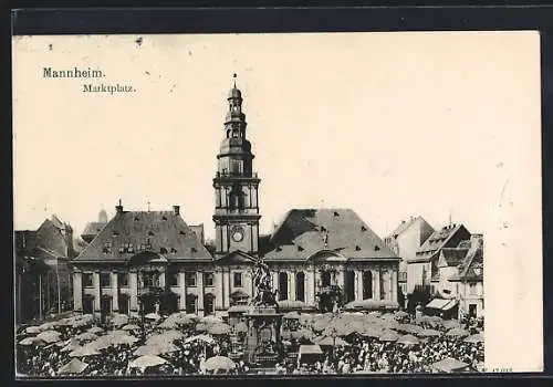 AK Mannheim, Marktplatz mit Sonnenschirmen und Denkmal