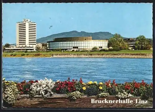 AK Linz /Donau, Brucknerhalle mit Donau