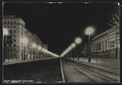 AK Berlin, Stalinallee, Teilansicht bei Nacht