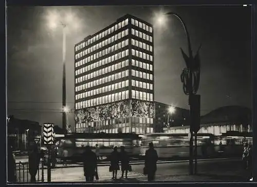 AK Berlin, Haus des Lehrers auf dem Alexanderplatz, Ansicht bei Nacht, Strassenbahn