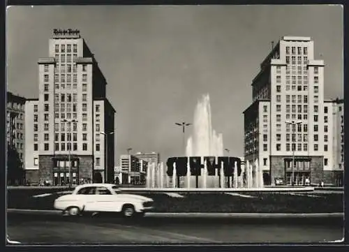 AK Berlin, Strausberger Platz, Hochhäuser, Brunnen
