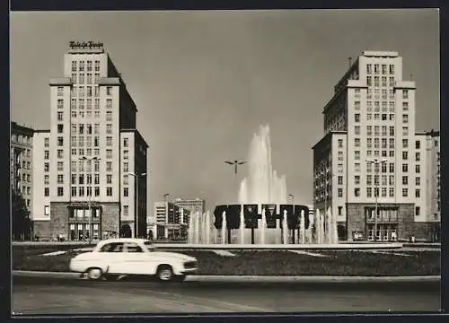 AK Berlin, Strausberger Platz, Hochhäuser, Brunnen