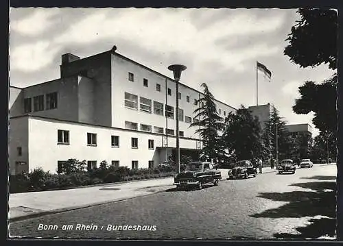 AK Bonn am Rhein, Bundeshaus mit Strasse, VW-Käfer
