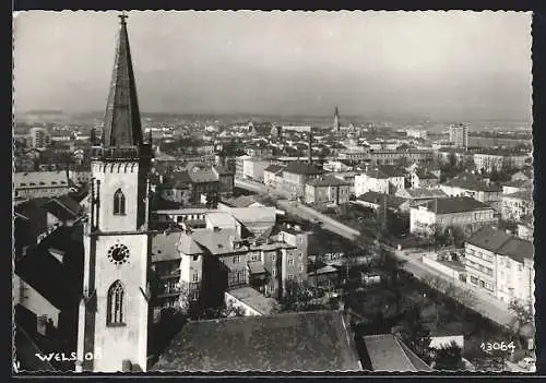 AK Wels /O. Ö., Totalansicht mit Strasse u. Hochhäusern