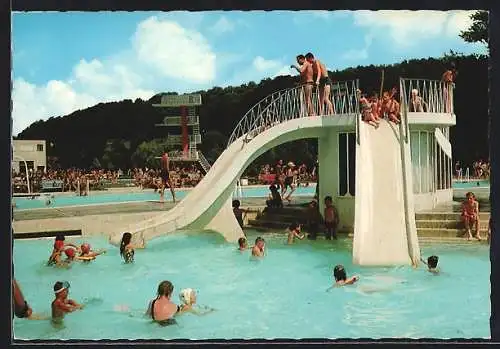 AK Wels /O. Ö., Schwimmbad, mit Flachgebäude, Wasserrutsche, Sprungturm