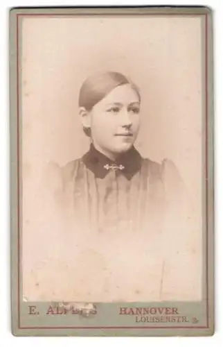 Fotografie E. Albers, Hannover, Luisenstr. 3, Porträt einer jungen Frau