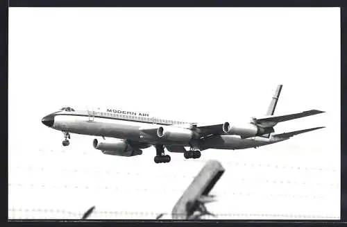 Fotografie Flugzeug Convair CV-990 N5615 der Modern Air im Anflug auf Berlin-Tegel