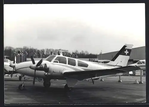 Fotografie Flugzeug Zweimotoriger Niederdecker, Gebäude der BDLI im Hintergrund