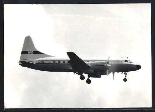 Fotografie Flugzeug Zweimotoriger Niederdecker Kennung N2004 im Landeanflug