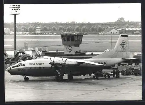 Fotografie Ansicht Paris, Flugzeug Viermotoriger Hochdecker Frachtmaschine der Bulair wird beladen