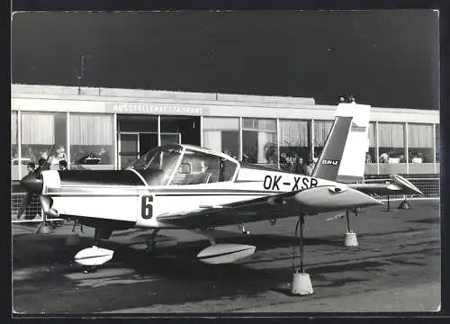Fotografie Leichtflugzeug Zlin 42, Einmotoriger Niederdecker vor Ausstellerrestaurant