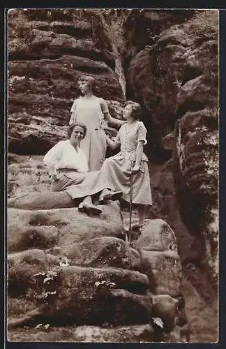 Foto-AK Wehlen /Sächsische Schweiz, Drei wandernde Frauen posieren auf Fels