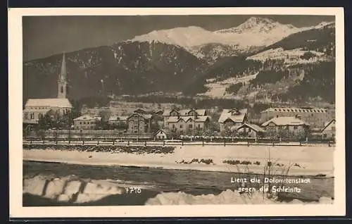 AK Lienz /Dolomiten, Panorama vom Fluss aus gegen die Schleinitz im Winter