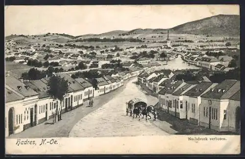 Künstler-AK Hadres /N.-Oe., Strassenpartie mit Kirche