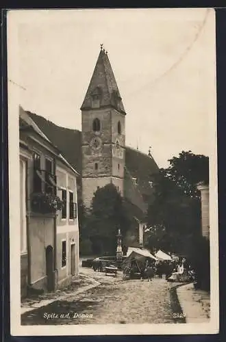 AK Spitz a. d. Donau, Strassenpartie mit Kirche und Brunnen