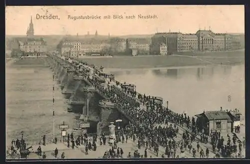 AK Dresden-Neustadt, Augustusbrücke mit Blick auf Neustadt