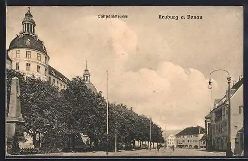 AK Neuburg a. Donau, Luitpoldstrasse mit Passanten