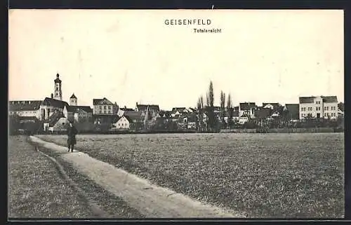 AK Geisenfeld, Totalansicht vom Feld mit Spaziergänger auf Feldweg