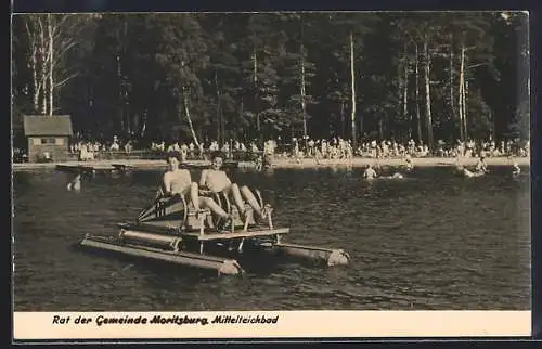 AK Moritzburg / Sachsen, Badegäste am Mittelteichbad mit Tretbootfahrern vom Wasser aus