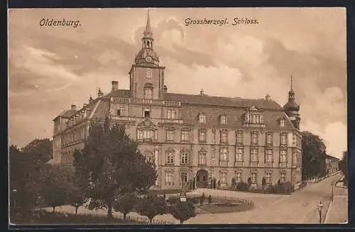 AK Oldenburg / O., Grossherzogliches Schloss mit Vorplatz und Strassenpartie