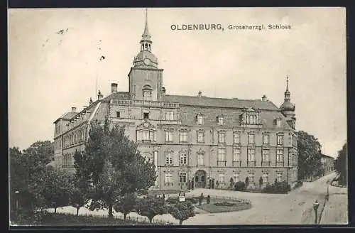 AK Oldenburg / O., Grossherzogliches Schloss mit Vorplatz und Strassenpartie