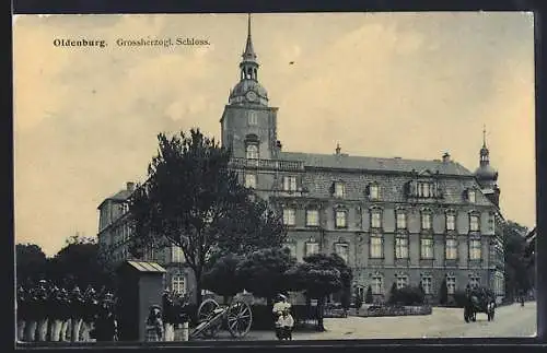 AK Oldenburg / O., Grossherzogliches Schloss mit Soldaten und Kanone