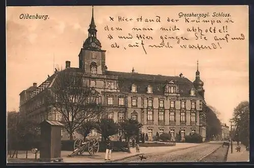 AK Oldenburg / O., Grossherzogliches Schloss mit Soldat, Kanone und Strassenpartie