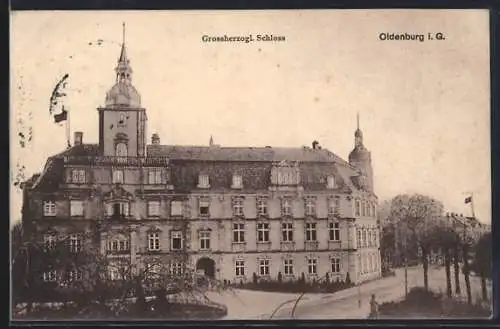 AK Oldenburg / O., Grossherzogliches Schloss mit Vorplatz und Strassenpartie