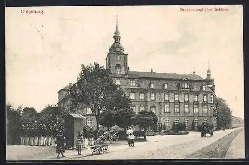 AK Oldenburg / O., Grossherzogliches Schloss mit Soldaten, Spaziergängern und Strassenpartie