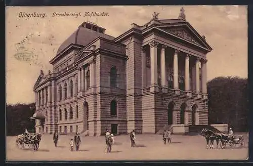 AK Oldenburg / O., Grossherzogl. Hoftheater mit Passanten, Pferdekutschen