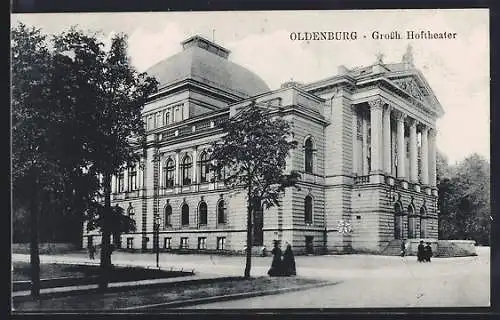 AK Oldenburg / O., Grossherzogliches Hoftheater mit spazierenden Damen