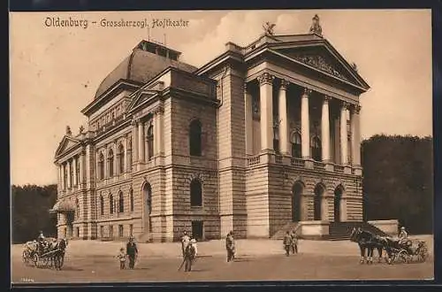 AK Oldenburg, Grossherzogl. Hoftheater mit Passanten, Pferdekutschen